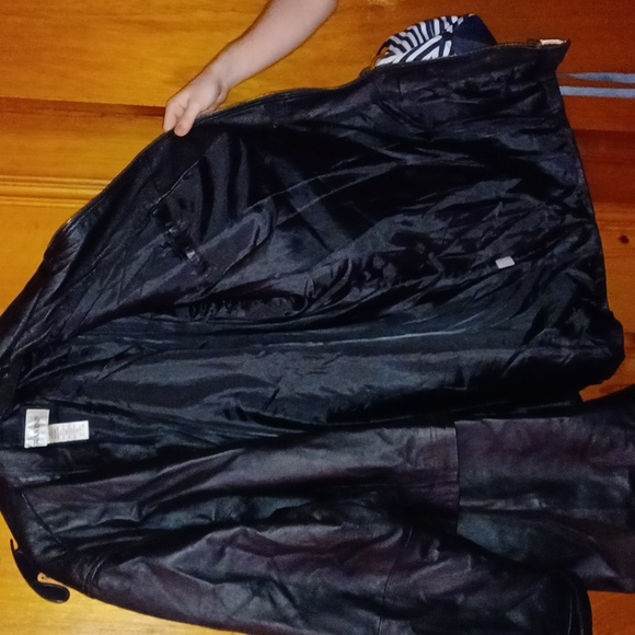 Veranesi size 30w woman's leather jacket  never worn all black in color. - Picture 5 of 5